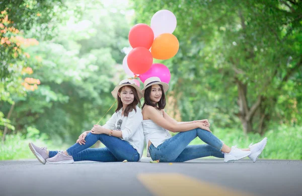Dois Jovens Viajantes Sentados Estrada Com Balão Conceito Viagem — Fotografia de Stock