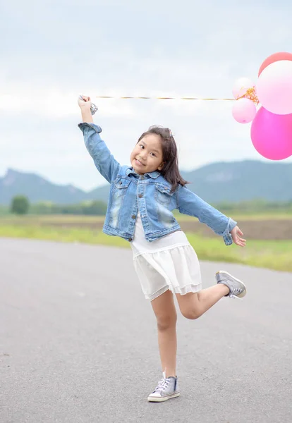 Aranyos Ázsiai Lány Mosoly Gazdaság Léggömb Boldog Rekreáció Fogalma — Stock Fotó