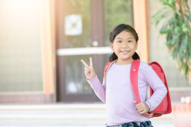 Okula, okul kavramı geri gülümseyen sırt çantası ile mutlu öğrenci