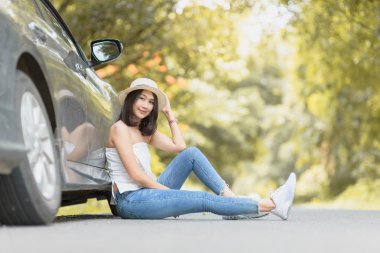 Araba, seyahat ve eğlence kavramı yakınındaki yolda siting genç yolcusu