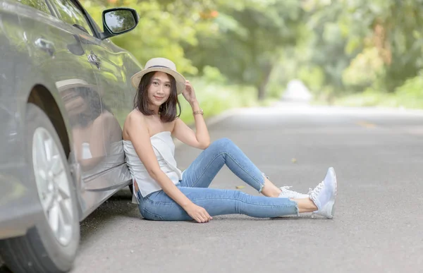 Joven Viajero Situado Carretera Cerca Coche Viajes Concepto Recreación —  Fotos de Stock