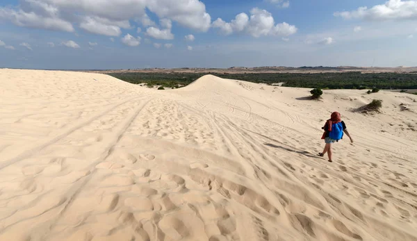 Fehér Homok Dűne Sivatag Fiatal Utazók Kis Méretű Mui Vietnam — Stock Fotó