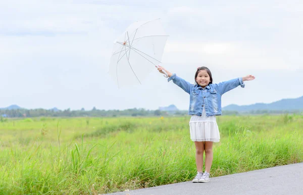şirin Asyalı kız gülümseme ve doğa arka planda, sağlıklı kavramı holding Beyaz şemsiye