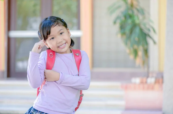 Ευτυχισμένο Κοριτσάκι Σακίδιο Χαμογελά Στο Σχολείο Πίσω Στο Σχολείο Έννοια — Φωτογραφία Αρχείου