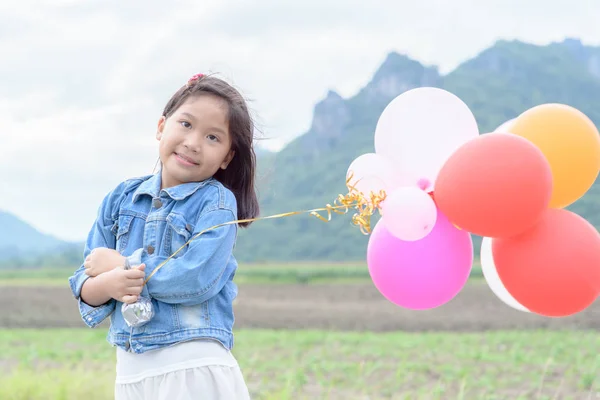 Carino Asiatico Ragazza Sorriso Holding Palloncino Felice Ricreazione Concetto — Foto Stock