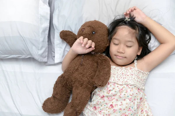 Linda Niña Duerme Cama Con Osito Peluche Juguete Concepto Relajación — Foto de Stock