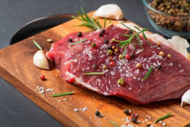 taze et ile tuz sarımsak ve biberiye yaprak siyah tablo, kopya alanı sığır eti biftek hazırlamak