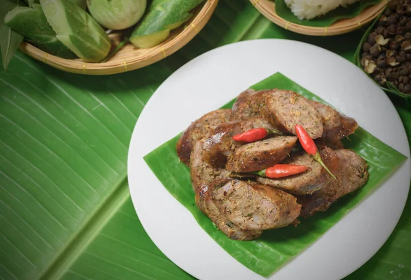 Würzige Grillwurst Auf Teller Mit Gemüse Von Oben Thailändische Traditionelle — Stockfoto