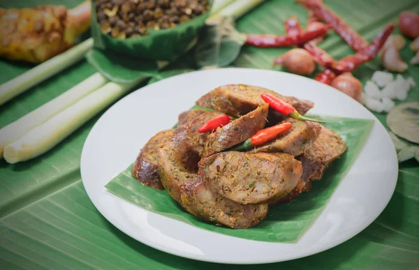 食材を皿の上のグリル ピリ辛ソーセージ タイの民家北食品 タイの北部の郷土料理 — ストック写真