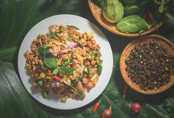 Würzige Hackfleischmischung Zanthoxylum Rhetsa Mit Frischem Gemüse Dunklem Stimmungston Nördliche — Stockfoto