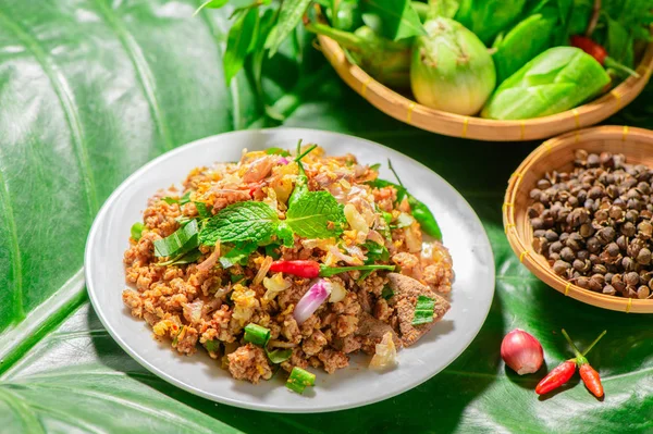 スパイシーなひき肉サンショウ Rhetsa ミックス新鮮な野菜 北タイの食品 — ストック写真