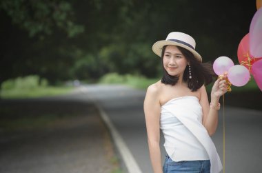 Mutlu kız balonu vintage sesi, özgürlük ve rekreasyon kavramı holding