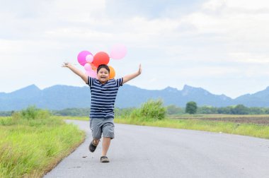 Balon ile road, yaşam tarzı ve eğlence kavramı üzerinde çalışan mutlu şişko