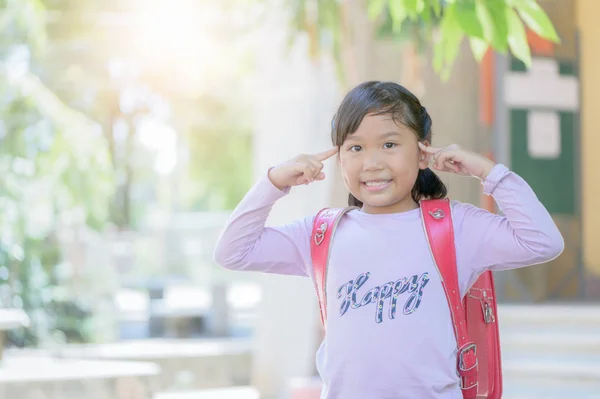 Chica Estudiante Feliz Con Mochila Sonriendo Escuela Concepto Vuelta Escuela —  Fotos de Stock