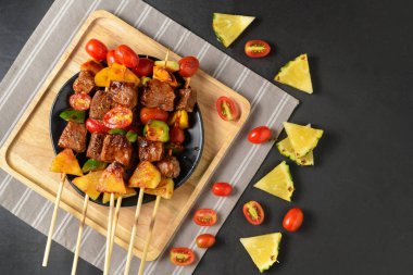 Sebze ahşap plaka ve siyah tablo, giriş metin için kopya alanı ile sığır eti Barbekü ızgara