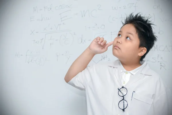 Bilim Adamı Çocuk Bilimsel Denklemi Bilim Eğitim Konsepti Ile Beyaz — Stok fotoğraf