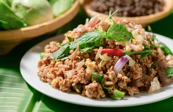 スパイシーなひき肉サンショウ Rhetsa ミックス新鮮な野菜 北タイ 選択と集中の食品 — ストック写真