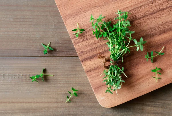 Tomillo Hierba Fresca Sobre Fondo Madera Una Hierba Perenne Aromática — Foto de Stock