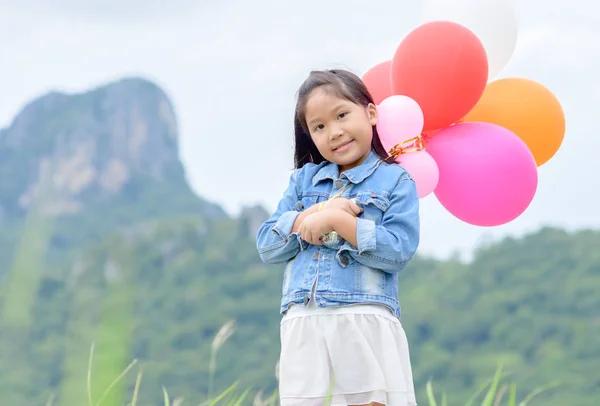 Şirin Asyalı Kız Gülümseme Holding Balon Mutlu Rekreasyon Kavramı — Stok fotoğraf