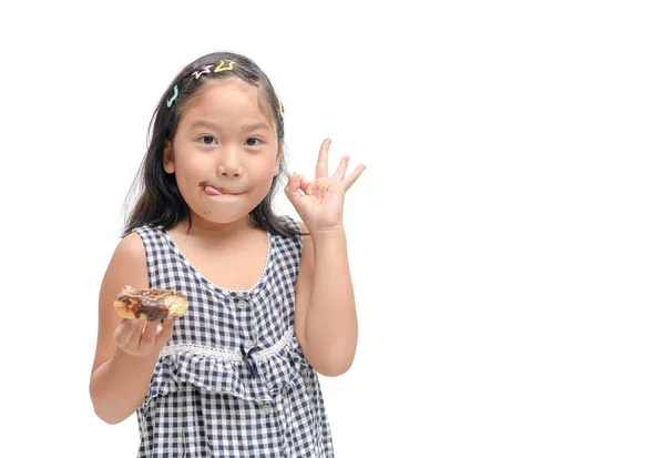 Mutlu Sevimli Kız Beyaz Arka Plan Üzerinde Izole Donut Yiyor — Stok fotoğraf