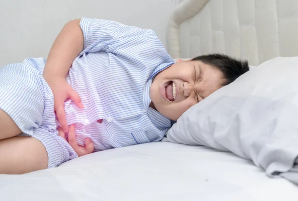 亚洲胖孩子患有胃疼和红点指示位置的痛苦 健康概念 — 图库照片