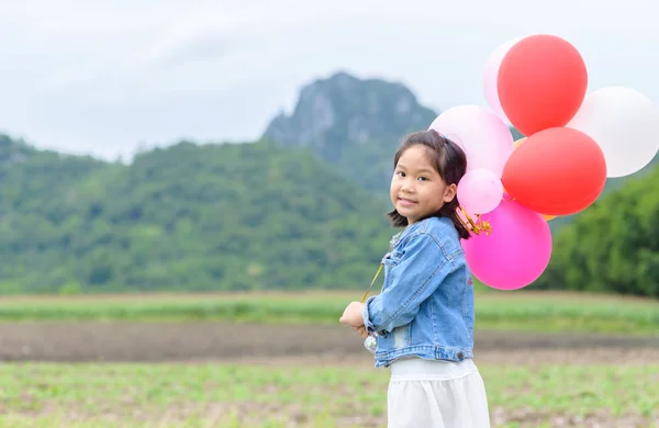 Милая Азиатская Девушка Улыбка Проведение Воздушный Шар Счастливый Отдыха Концепции — стоковое фото