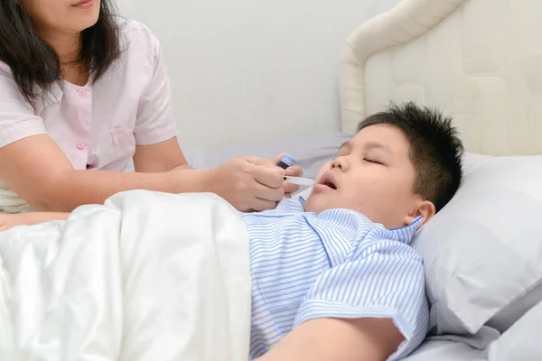 Mãe Asiática Dando Seu Filho Xarope Por Causa Gripe Quarto — Fotografia de Stock