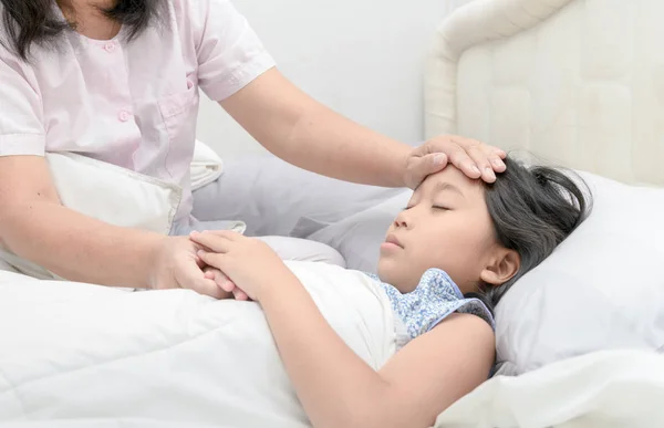 Madre Midiendo Temperatura Hijo Enfermo Niña Enferma Con Termómetro Acostado —  Fotos de Stock