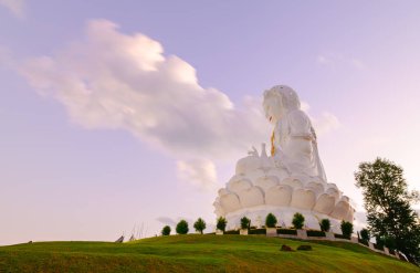 Alacakaranlık Guan Yin heykeli Wat huay pla kang Tapınağı, Chiang Rai Eyaleti, Tayland Çin Tapınağı'nda.