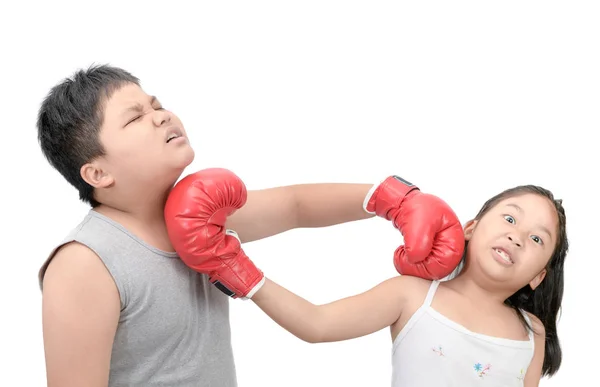兄弟姐妹打架与红色拳击手套被隔绝在白色背景上 — 图库照片