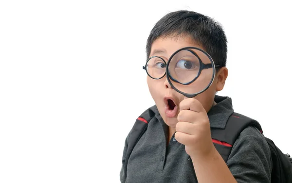 Feliz Asiático Escola Menino Segurando Olhando Através Lupa Mostrando Grande — Fotografia de Stock