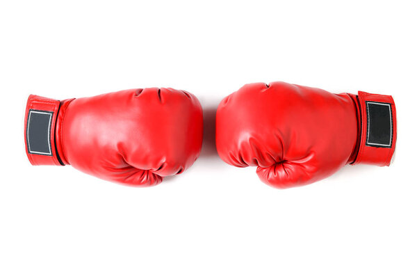 Пара красных кожаных боксерских перчаток, изолированных по белому, спортивному и конкурентному принципу
