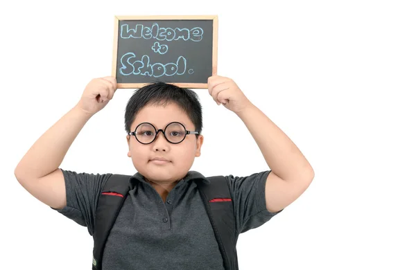 Asiatischer Schüler Zeigt Willkommen Der Schule Kreidetafel Isoliert Auf Weißem — Stockfoto