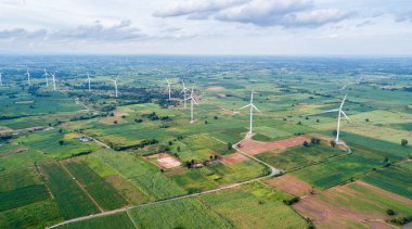 Yel değirmenleri Huai Bong, Dan Khun Thot bölge, Nakhon Ratchasima elektrik enerjisi üretim için hava görünümünü. Büyük rüzgar türbinleri Mısır alan, patates alan ve şeker kamışı alan çevrili