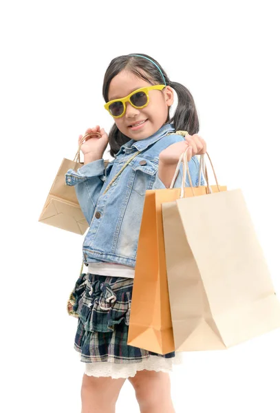 Linda Chica Asiática Pie Aislada Sobre Fondo Blanco Sosteniendo Bolsas —  Fotos de Stock