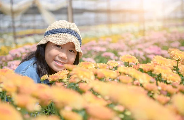 Linda Chica Sonriendo Con Colorida Flor Crisantemo Estilo Vida Concepto —  Fotos de Stock