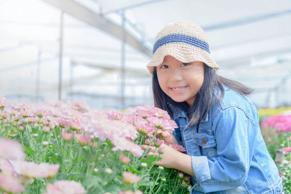 Niña Feliz Sosteniendo Ramo Flores Crisantemo Colorido Estilo Vida Concepto —  Fotos de Stock