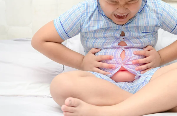 Asiática Criança Gorda Que Sofre Dor Estômago Mancha Vermelha Indicando — Fotografia de Stock