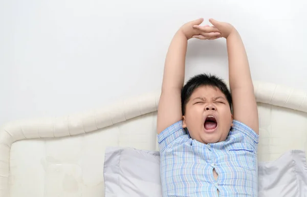 Übergewichtiger Junge Gähnt Und Dehnt Sich Morgens Bett Lifestyle Konzept — Stockfoto