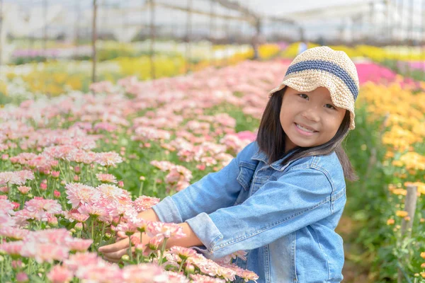 Niña Feliz Sosteniendo Ramo Flores Crisantemo Colorido Estilo Vida Concepto —  Fotos de Stock