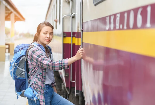 Hipster Femme Voyageur Avec Sac Dos Aller Voyager Train Gare — Photo