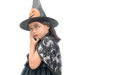komik çocuk kız beyaz arka plan üzerinde parti halloween kavramı izole Cadılar Bayramı için cadı kostüm