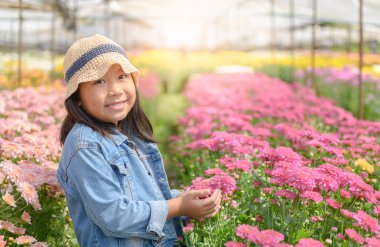 Renkli kasımpatı çiçeği, yaşam tarzı ve seyahat kavramı bir buket tutan mutlu küçük kız