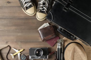 Aksesuarları seyahat, eski siyah vintage çanta vintage sesi hoş geldiniz metni ile hazırlamak, uzay kopyalayın ve kavram seyahat
