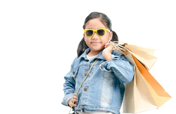 Schattig Klein Aziatisch Meisje Boven Witte Achtergrond Houden Boodschappentassen Geïsoleerd — Stockfoto