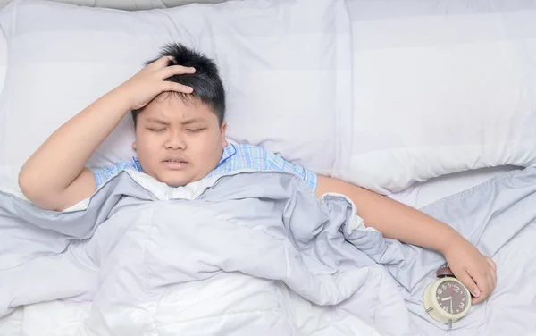 Gezond Rest Concept Jongen Liggend Bed Thuis Lijden Aan Hoofdpijn — Stockfoto