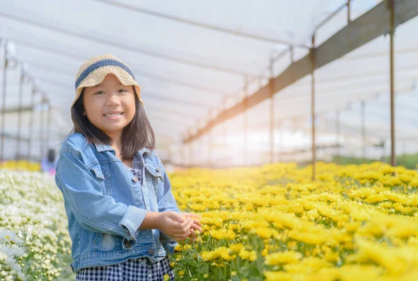 Niña Feliz Sosteniendo Ramo Flores Crisantemo Colorido Estilo Vida Concepto —  Fotos de Stock