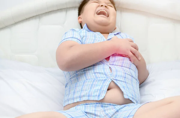 Menino Gordo Obeso Está Segurando Seu Peito Dor Aguda Sintoma — Fotografia de Stock