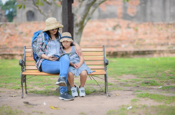 Ibu Dan Anak Wisatawan Berbicara Dan Duduk Kursi Kuil Tua — Stok Foto