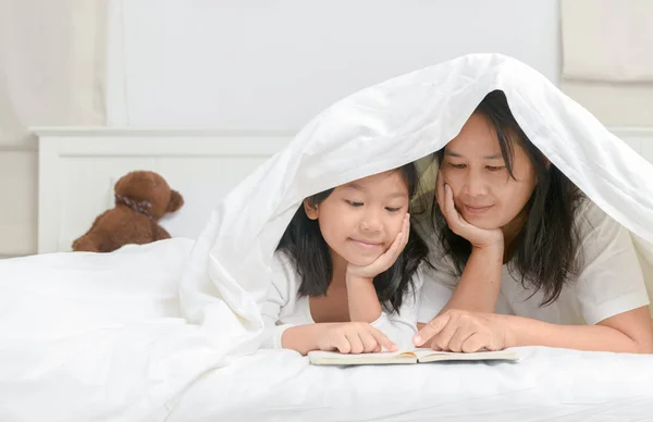 Madre Cuenta Una Historia Hija Cama Antes Dormir Concepto Educación — Foto de Stock